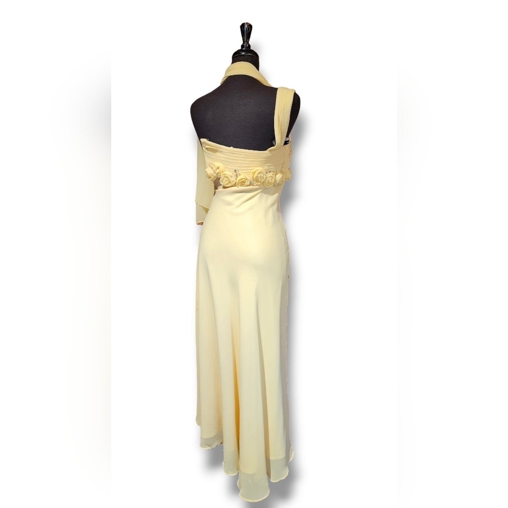 Strapless Yellow evening gown. Flower Detail. Size 6 - Picture 10 of 15